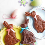 Plates with 3 chocolate easter bunnies