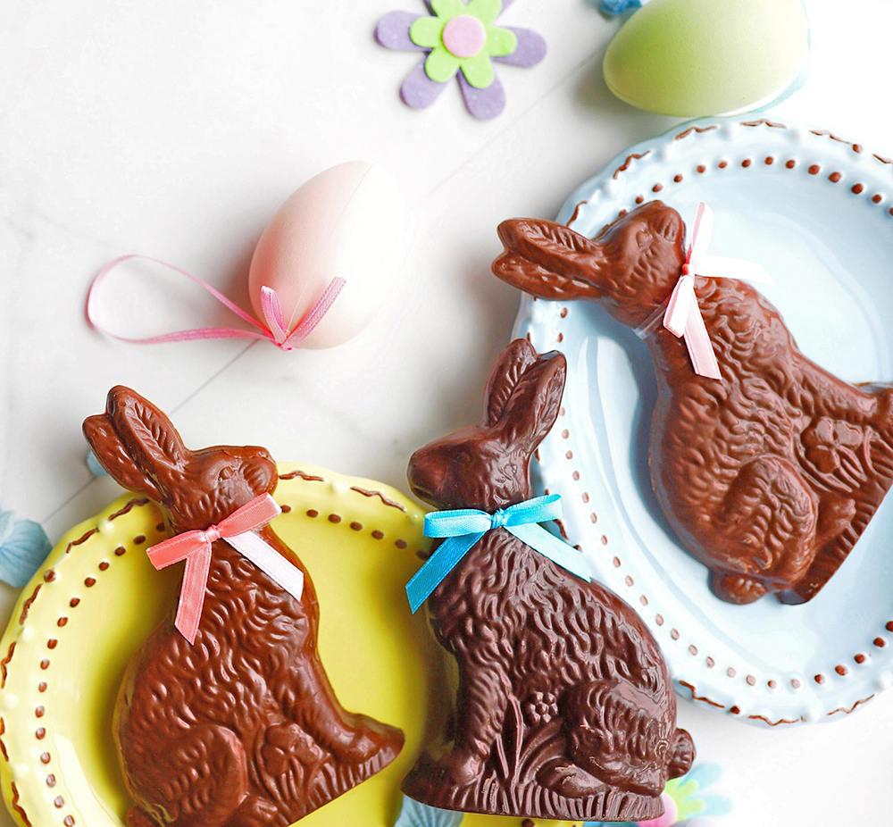 Plates with 3 chocolate easter bunnies